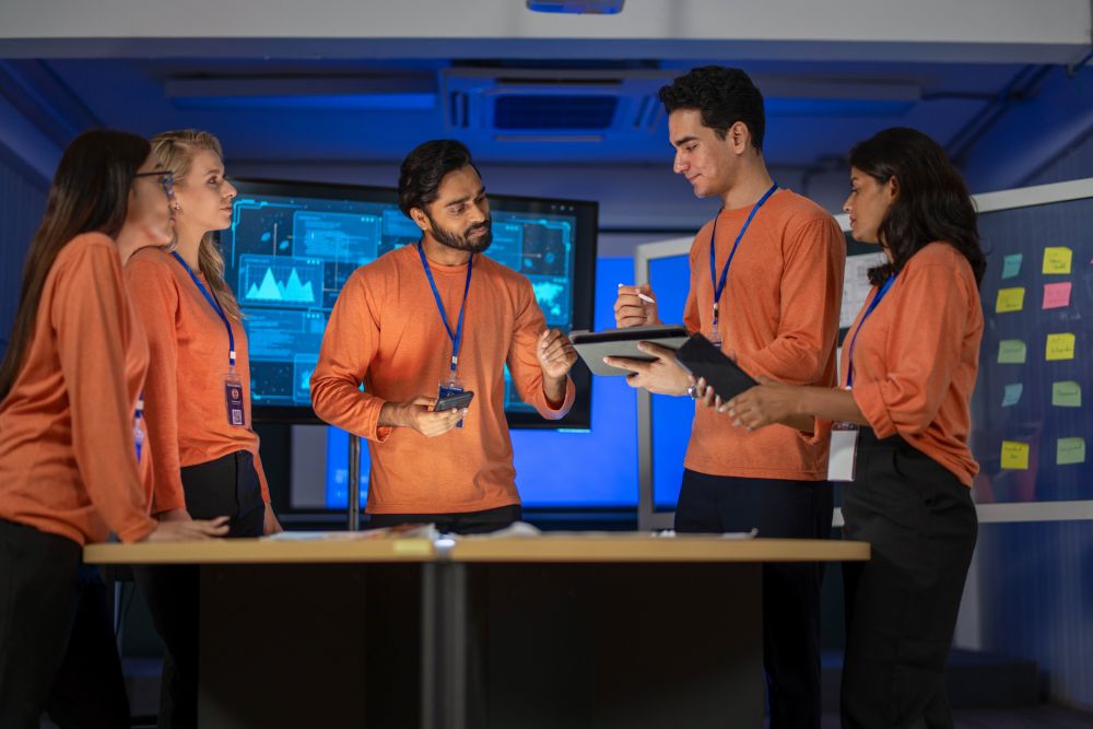 �dv�zl�csomag �tad�sa �j munkat�rsnak irodai k�rnyezetben, log�zott c�ges aj�nd�kokkal